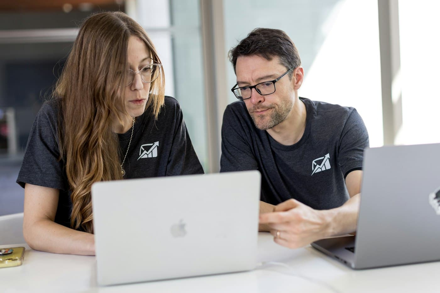 Dos personas revisando juntas la configuración en un notebook