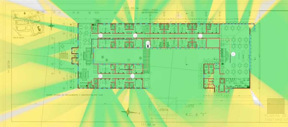 Mapa de cobertura en 2,4 GHz sobre el plano del Hotel Estancia El Ovejero: verde en todo el edificio y el terreno